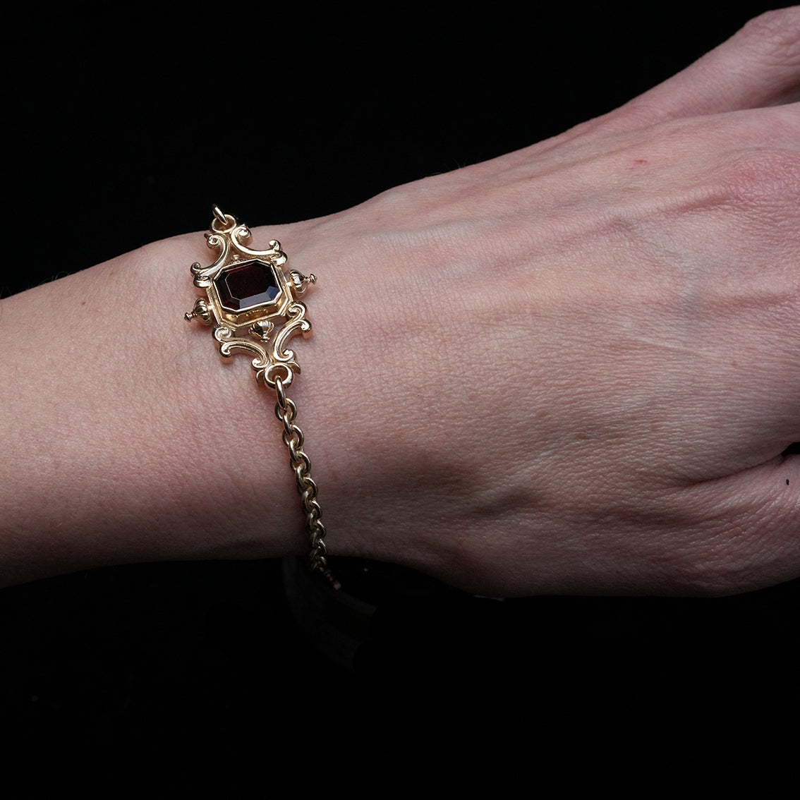 DUCALE GARNET BRACELET