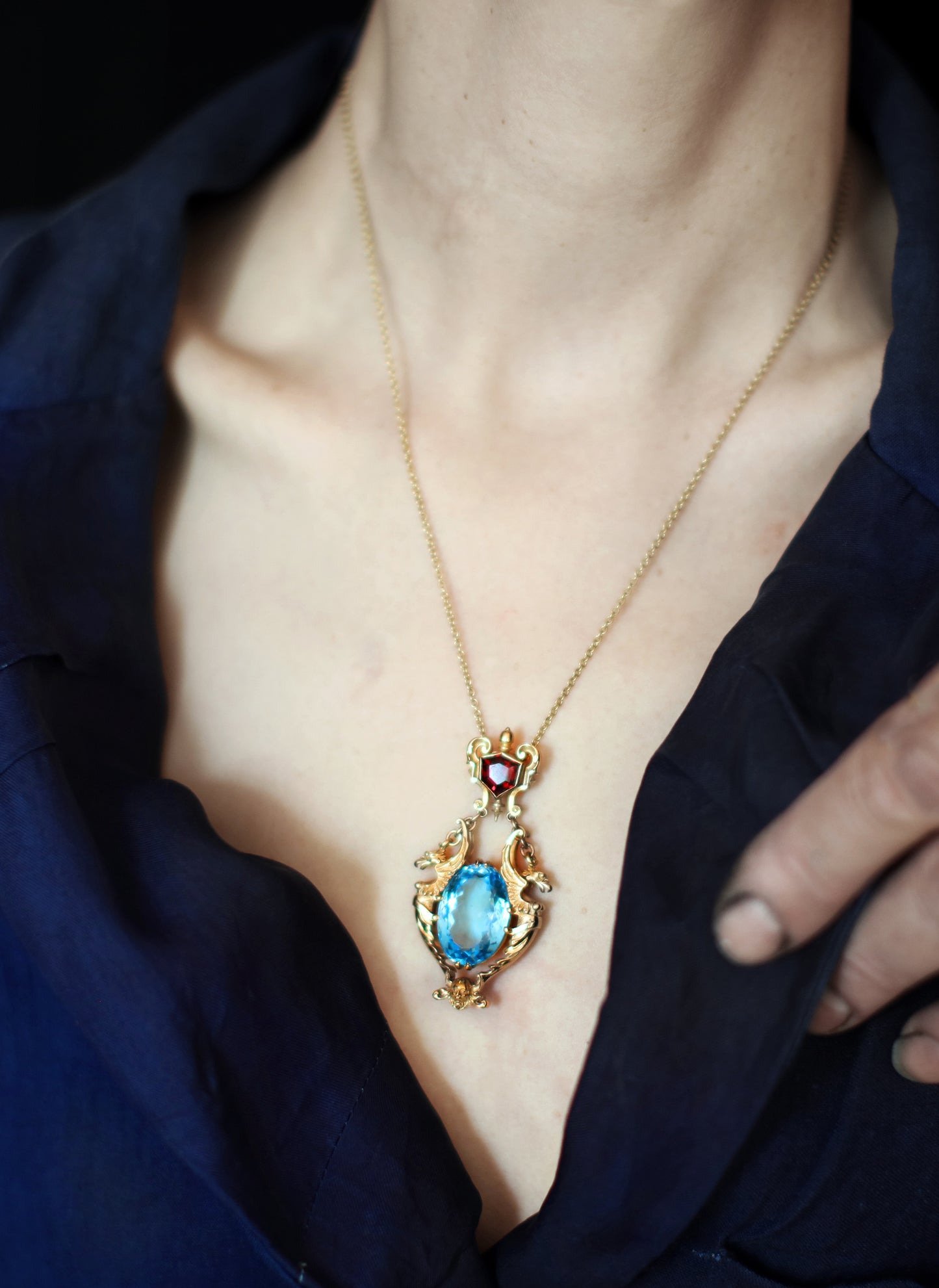 GRIFFIN'S CREST PENDANT NECKLACE
