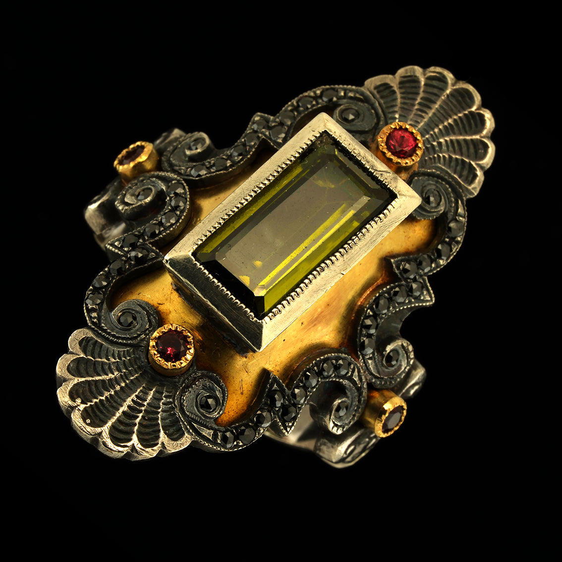 L'ANELLO DELL'OMBRA D'ORO