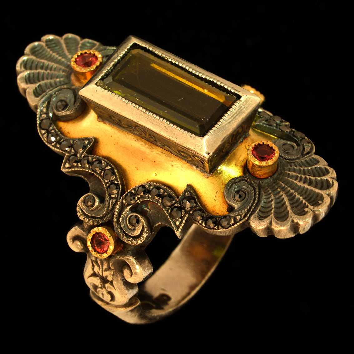 L'ANELLO DELL'OMBRA D'ORO