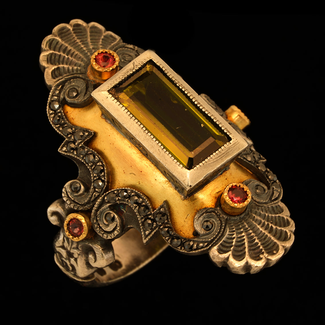 L'ANELLO DELL'OMBRA D'ORO