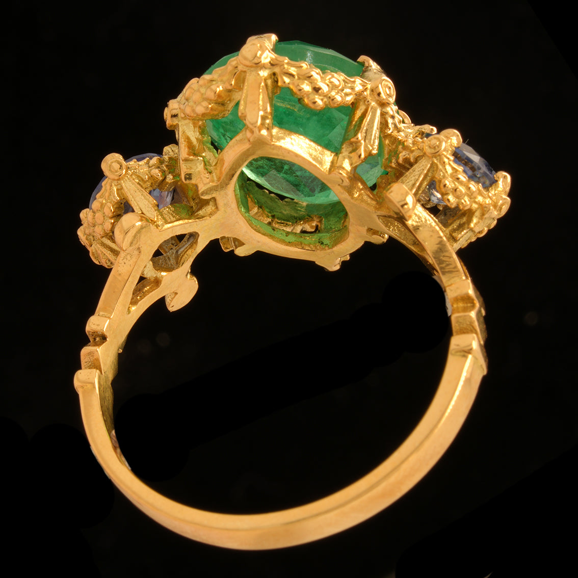 EXQUISITE EMERALD RING