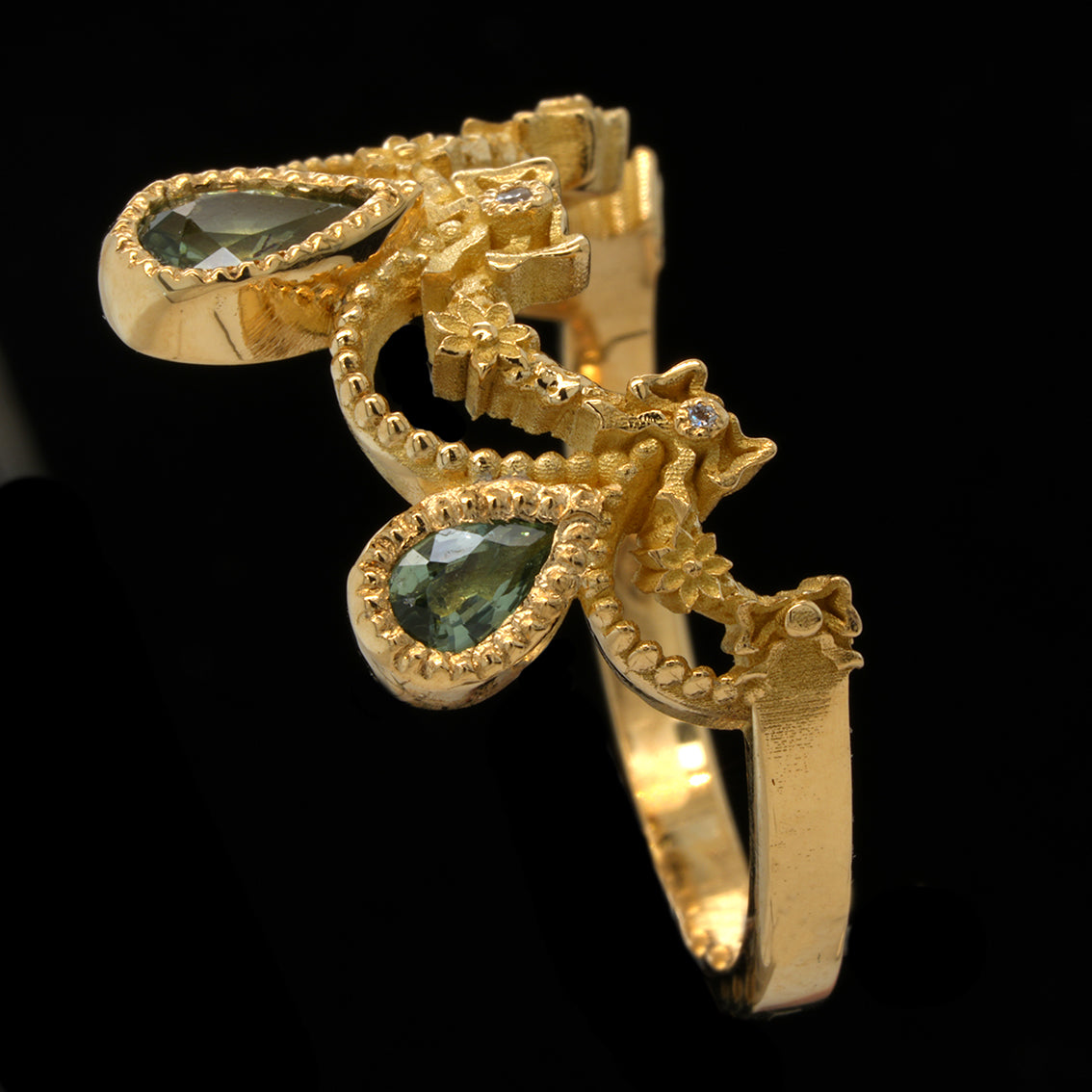 BERIBBONED GREEN SAPPHIRE RING