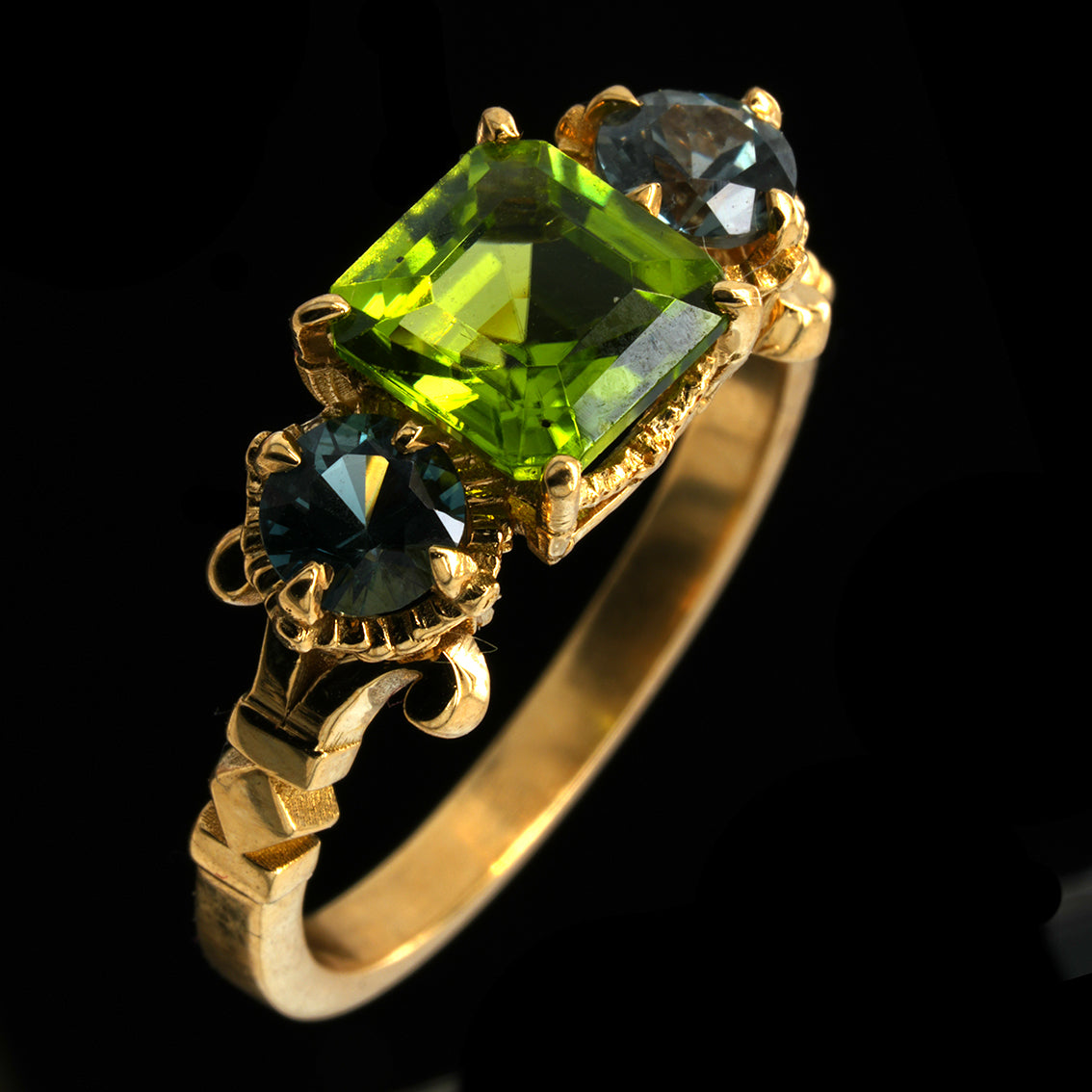 PERIDOT GARLAND RING