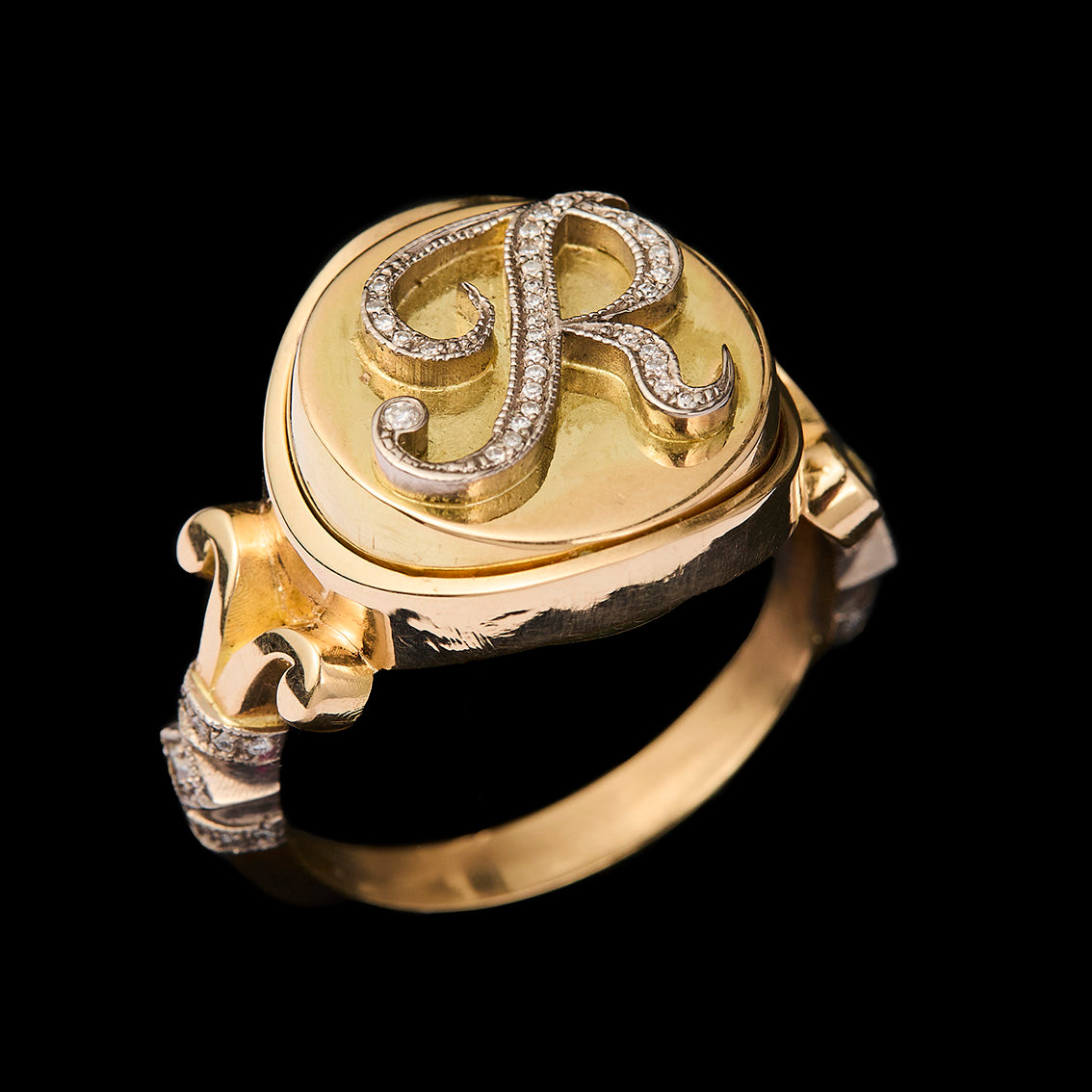 MONOGRAM AND PORTRAIT SWIVEL RING