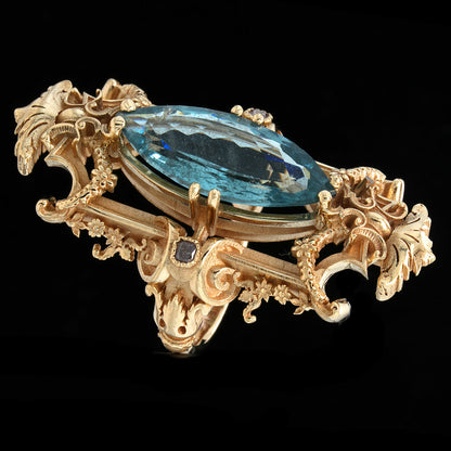 Decorative aquamarine ring in 9kt yellow gold on a black background
