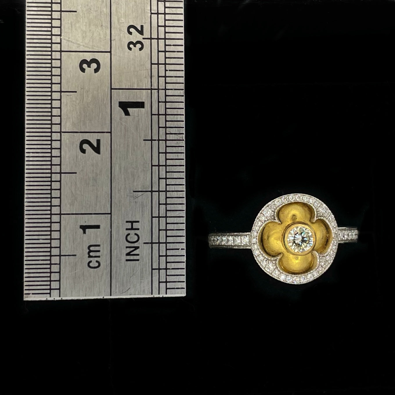 ANELLO QUATREFOIL DI DIAMANTI