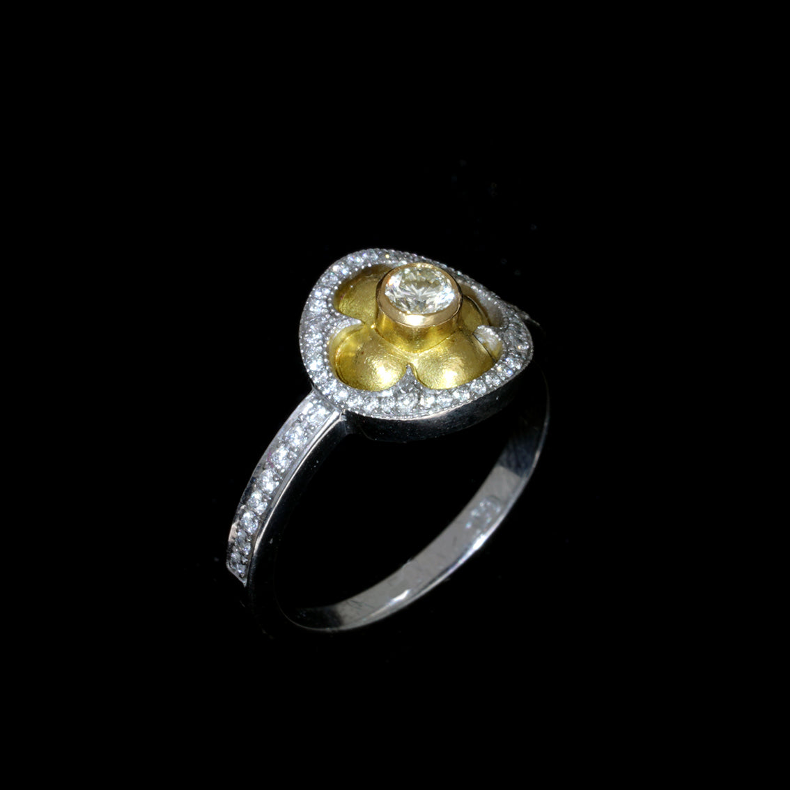 ANELLO QUATREFOIL DI DIAMANTI