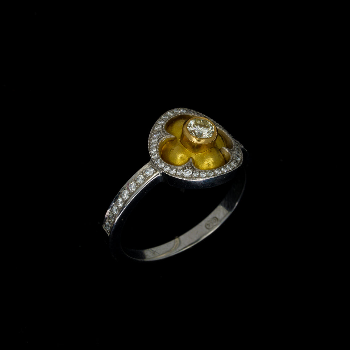 ANELLO QUATREFOIL DI DIAMANTI